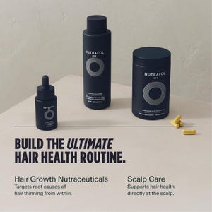 Op de afbeelding: Een productfoto met drie donkerblauwe flessen en een bakje met gele capsules. De flessen zijn voorzien van het label "NUTRAFOL MEN" en de afbeelding bevat de tekst "BUILD THE ULTIMATE HAIR HEALTH ROUTINE." De afbeelding promoot haar groeivoeding en hoofdhuidverzorging.