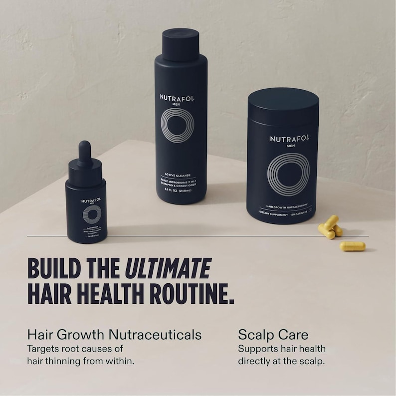 Op de afbeelding: Een productfoto met drie donkerblauwe flessen en een bakje met gele capsules. De flessen zijn voorzien van het label "NUTRAFOL MEN" en de afbeelding bevat de tekst "BUILD THE ULTIMATE HAIR HEALTH ROUTINE." De afbeelding promoot haar groeivoeding en hoofdhuidverzorging.