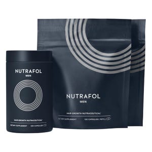 Op de afbeelding: Een donker marineblauw supplementproductset. De set bevat een cilindrische fles en een zakje, beide met de tekst "NUTRAFOL MEN" en "HAIR GROWTH NUTRACEUTICAL". De fles en het zakje hebben ook een cirkelvormig ontwerp.