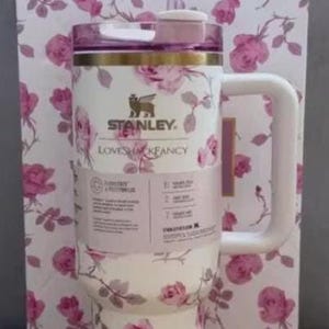 Puede incluir: Una taza de cer&aacute;mica blanca con un asa negra y el texto "But First, Coffee" en negrita negra. La taza est&aacute; sobre una superficie blanca. La taza mide 10 cm de alto.