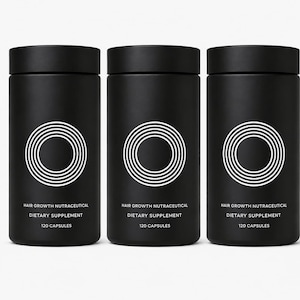 Op de afbeelding: Drie zwarte supplementflessen met witte concentrische cirkelontwerpen. Elke fles heeft de tekst "HAIR GROWTH NUTRACEUTICAL DIETARY SUPPLEMENT 120 CAPSULES" in het wit. De flessen zijn cilindrisch met zwarte deksels.