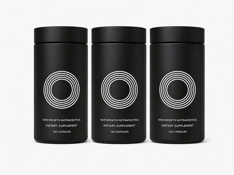 Op de afbeelding: Drie zwarte supplementflessen met witte concentrische cirkelontwerpen. Elke fles heeft de tekst "HAIR GROWTH NUTRACEUTICAL DIETARY SUPPLEMENT 120 CAPSULES" in het wit. De flessen zijn cilindrisch met zwarte deksels.