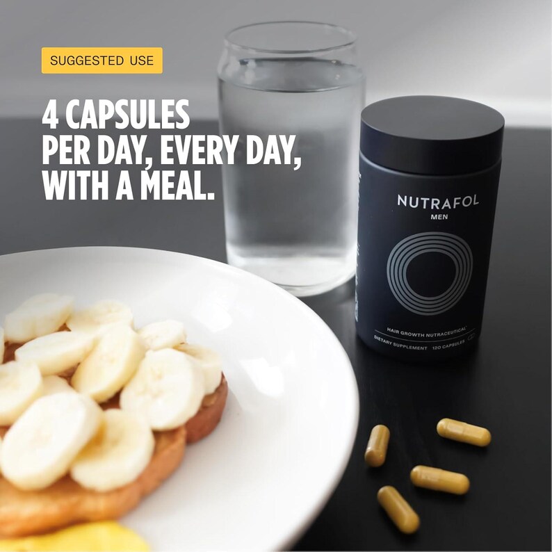Op de afbeelding: Een zwarte fles Nutrafol Men haargroeisupplement, een glas water, een bord met eten en capsules. De fles heeft een wit cirkelvormig ontwerp en de tekst "NUTRAFOL MEN". De tekst "4 CAPSULES PER DAG, ELKE DAG, MET EEN MAALTIJD" is ook zichtbaar.
