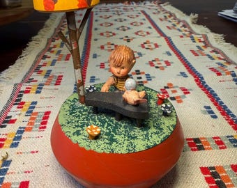 Caja de música ANRI de Italia de 1972 con Snoopy y Schroeder / Peanuts / Tallada en madera