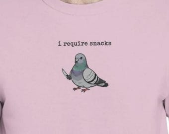 Divertida camiseta de paloma con meme "Necesito bocadillos" Regalo para ella Linda camiseta de paloma Camiseta de mujer