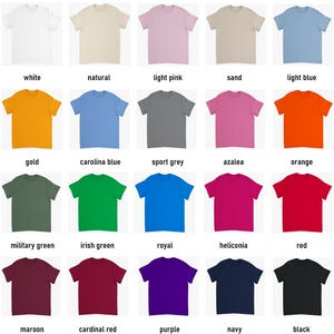 Puede incluir: Una colecci&oacute;n de veinte camisetas de diferentes colores, cada una mostrada individualmente. Los colores incluyen blanco, natural, rosa claro, arena, azul claro, dorado, azul carolina, gris deportivo, azalea, naranja, verde militar, verde irland&eacute;s, real, heliconia, rojo, granate, rojo cardenal, morado, azul marino y negro.