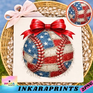 Peut inclure: Une balle de baseball avec un motif patriotique, représentant les étoiles et les rayures du drapeau américain. La balle est ornée de coutures rouges et d'un nœud rouge. Le texte "INKARAPRINTS" est inclus.
