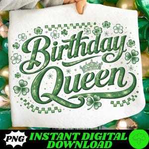 Peut inclure: Un graphisme blanc avec les mots "Birthday Queen" en vert, orné de trèfles et d'une couronne. Le graphisme comprend également le texte "PNG INSTANT DIGITAL DOWNLOAD" en vert.