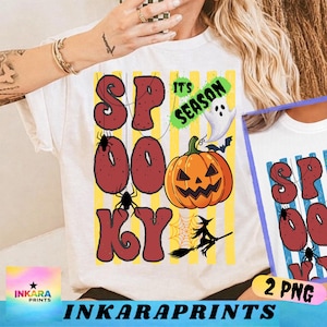 Peut inclure: T-shirt blanc avec un motif sur le thème d'Halloween. Le motif comprend le mot "Spooky" en lettres marron, une citrouille d'Halloween, un fantôme, des araignées et une sorcière sur un balai. La phrase "It's Season" est également incluse.