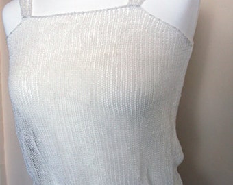 Blusa de lino blanca de verano de punto.