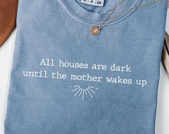 Toutes les maisons sont sombres en Comfort Colors® jusqu'à ce que la mère se réveille T-shirt pour maman T-shirt pour maman et grand-mère T-shirt pour la meilleure maman de tous les temps