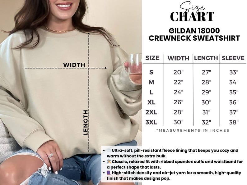 Pu&ograve; includere: Felpa girocollo beige Gildan 18000 con tabella taglie. La tabella mostra le misure in pollici per le taglie S-3XL. La felpa ha una vestibilit&agrave; classica e rilassata con polsini e fascia in vita in spandex a coste.