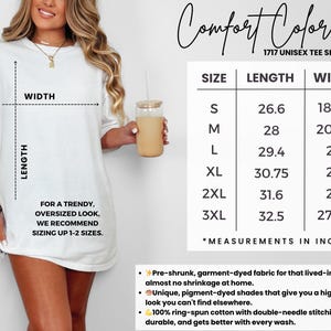 Pu&ograve; includere: T-shirt unisex Comfort Colors 1717 bianco con tabella taglie. La tabella mostra le misure in cm per lunghezza e larghezza, dalla taglia S alla 3XL. La maglietta &egrave; realizzata in tessuto prelavato e tinto in capo.