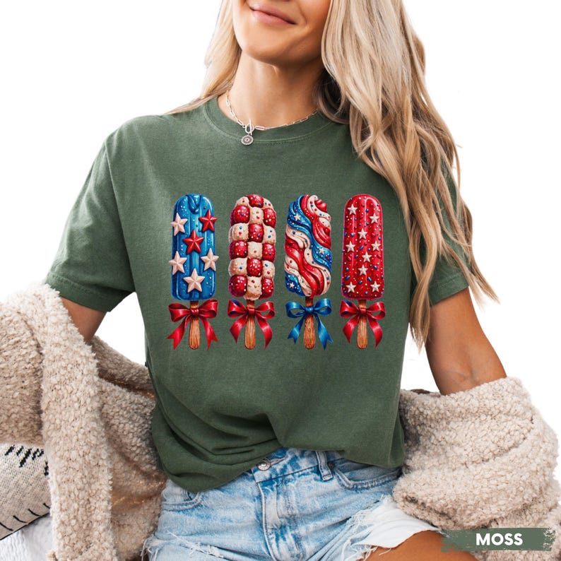 Pu&ograve; includere: T-shirt verde muschio con quattro disegni di ghiaccioli rossi, bianchi e blu, con motivi a stelle e strisce. Ogni ghiacciolo ha un bastoncino di legno e un fiocco decorativo. La maglietta &egrave; in stile casual e confortevole.
