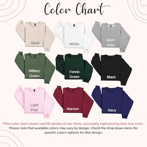 Pu&ograve; includere: Una tabella colori che mostra nove felpe girocollo in vari colori: sabbia, bianco, grigio sportivo, verde militare, verde foresta, nero, rosa chiaro, bordeaux e blu navy. Il testo "Color Chart" &egrave; in alto. Un testo aggiuntivo spiega che i colori possono variare.
