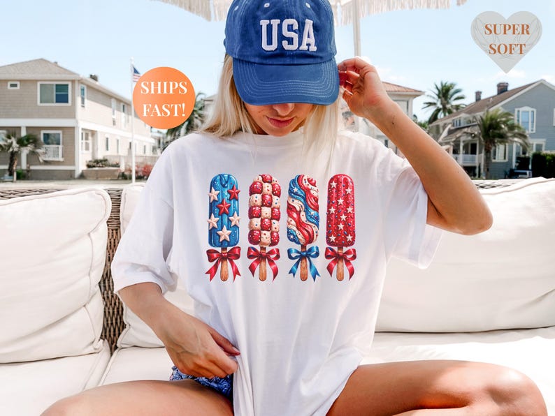 Pu&ograve; includere: T-shirt bianco con quattro disegni di ghiaccioli rossi, bianchi e blu, con stelle e strisce. La maglietta ha una vestibilit&agrave; ampia ed &egrave; abbinata a un berretto da baseball blu con "USA". La maglietta &egrave; etichettata "SUPER SOFT".