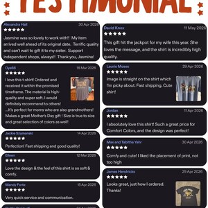 Pu&ograve; includere: Una pagina web intitolata "TESTIMONIAL" mostra le recensioni dei clienti. Ogni recensione, in un riquadro nero con testo bianco, include il nome del cliente, la data e una valutazione a stelle. Le recensioni lodano la qualit&agrave;, il design e la spedizione delle magliette.