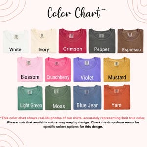 K&ouml;nnte beinhalten: Farbkarte mit T-Shirts in verschiedenen Farben: Wei&szlig;, Elfenbein, Karmesinrot, Pfeffer, Espresso, Blossom, Crunchberry, Violett, Senf, Hellgr&uuml;n, Moos, Blue Jean und Yam. Der Text "Color Chart" steht oben.