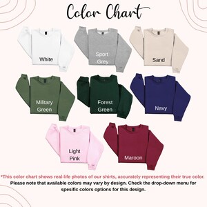 K&ouml;nnte beinhalten: Farbtabelle mit Sweatshirts in den Farben Wei&szlig;, Sportgrau, Sand, Milit&auml;rgr&uuml;n, Waldgr&uuml;n, Marine, Hellrosa und Bordeaux. Der Text besagt, dass die Tabelle echte Fotos zeigt und die Farboptionen variieren k&ouml;nnen.