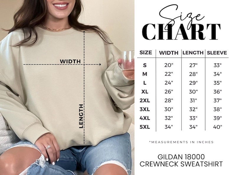 K&ouml;nnte beinhalten: Beiges Gildan 18000 Crewneck-Sweatshirt mit Gr&ouml;&szlig;entabelle. Die Tabelle zeigt Ma&szlig;e in Zoll f&uuml;r Breite, L&auml;nge und &Auml;rmell&auml;nge, von Gr&ouml;&szlig;e S bis 5XL. Das Sweatshirt wird von einer Person getragen.
