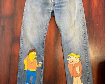 Vaqueros Levi's pintados a mano: Barney Rubble, Barney Gumble y dinosaurio morado