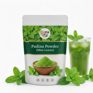 Könnte beinhalten: Ein weißer Beutel mit "Pudina Powder (Minzblätter)" mit einem grünen und goldenen Etikett, eine Holzschale mit grünem Pulver, ein Glas grünes Getränk und frische Minzzweige. Das Produkt stammt von "Drama Tadka".