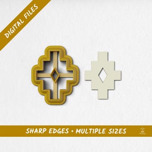 Puede incluir: Dos cortadores de galletas con un diseño geométrico. Uno es dorado, el otro blanquecino. El cortador dorado tiene forma de diamante en el centro. El texto "DIGITAL FILES" y "SHARP EDGES • MULTIPLE SIZES" son visibles.