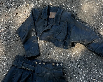 Conjunto de falda de cuero y chaqueta corta