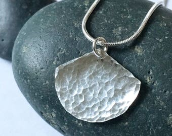 Collana piccolo ventaglio in argento martellato / Pendente foglia ginkgo argento martellato