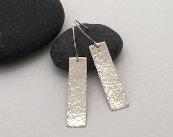 Pendientes rectangulares de plata martillada