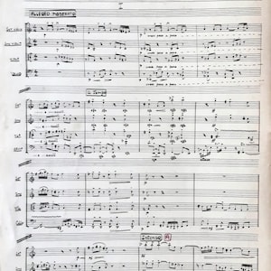 Könnte beinhalten: Handschriftliche Noten für ein Streichquartett auf gealtertem Papier. Der Titel "String Quartet" und der Name des Komponisten, Mervyn Vicars, sind sichtbar. Musiknoten umfassen Tempo- und Dynamikangaben.