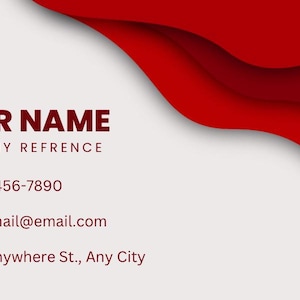 Pode incluir: Design de cartão de visita com fundo branco e um design de onda abstrata vermelha no canto superior direito. O cartão inclui o texto "LOGO HERE", "YOUR NAME", "COMPANY REFRENCE", um número de telefone, um endereço de e-mail e um endereço.