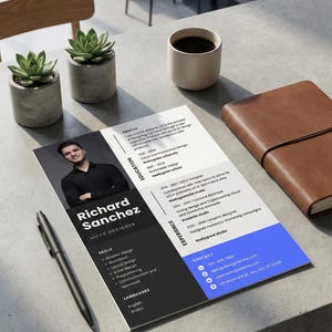 Könnte beinhalten: Ein Lebenslauf für Richard Sanchez, einen UI/UX-Designer, liegt auf einem Tisch. Der Lebenslauf enthält ein Foto, Fähigkeiten, Erfahrungen und Kontaktinformationen. Ein Stift, ein ledergebundenes Notizbuch, eine Kaffeetasse und zwei kleine Topfpflanzen befinden sich ebenfalls auf dem Tisch.