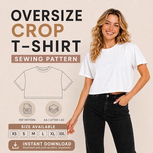 Może przedstawiać: Wykrój krawiecki na krótki t-shirt oversize z ilustracją białej koszulki z krótkim rękawem, ikonami formatu PDF i A4/Letter/A0 oraz rozmiarami od XS do XXL. Tekst brzmi OVERSIZE CROP T-SHIRT SEWING PATTERN oraz INSTANT DOWNLOAD.