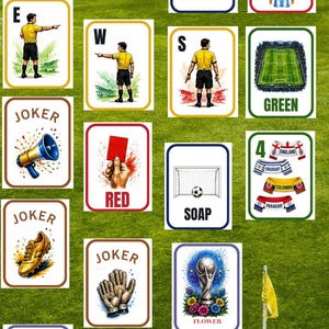 Pu&ograve; includere: Una collezione di carte da gioco rettangolari con illustrazioni a tema calcistico, tra cui arbitri, una mascotte aquila, un pallone con una corona, uno stadio, un cartellino rosso, una porta, sciarpe, una scarpa dorata, guanti, trofei e champagne.
