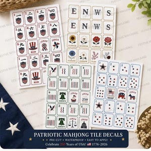 Peut inclure: D&eacute;calcomanies de tuiles de Mahjong patriotiques avec des motifs rouges, blancs et bleus. Les d&eacute;calcomanies pr&eacute;sentent divers symboles, chiffres et le texte "USA". Le texte "C&eacute;l&eacute;brez 250 ans des &Eacute;tats-Unis !" est &eacute;galement inclus.