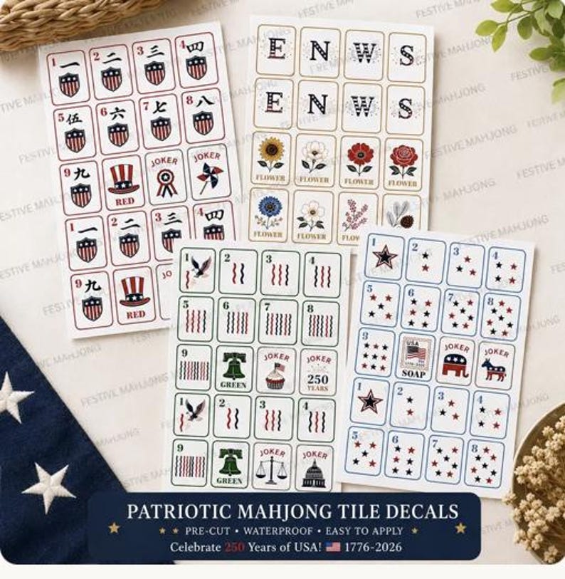 Peut inclure: D&eacute;calcomanies de tuiles de Mahjong patriotiques avec des motifs rouges, blancs et bleus. Les d&eacute;calcomanies pr&eacute;sentent divers symboles, chiffres et le texte "USA". Le texte "C&eacute;l&eacute;brez 250 ans des &Eacute;tats-Unis !" est &eacute;galement inclus.
