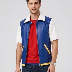 Könnte beinhalten: Blau-weiße Jacke mit kurzen Ärmeln und gelben Akzenten, getragen über einem roten T-Shirt. Die Jacke hat einen weißen Kragen und einen durchgehenden Reißverschluss. Die Person trägt eine blaue Jeans und eine silberne Uhr. Die Jacke ist im Cosplay-Stil.