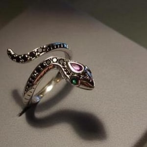 Regulowany srebrny pierścień wąż, biżuteria w stylu boho minimalistyczna