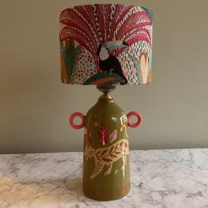 Jungle Tafellamp met Toekan Kap – Handgeschilderde Keramieken Lamp – Botanische Boho Verlichting – Unieke Statement Lamp - Hoogte 42 CM
