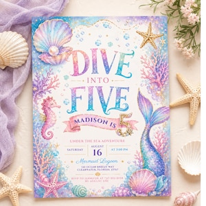 Peut inclure: Une carte d'invitation rectangulaire au thème sous-marin coloré avec une queue de sirène, un hippocampe, des étoiles de mer et des coquillages. Le texte indique DIVE INTO FIVE, MADISON IS 5, UNDER THE SEA ADVENTURE, AUGUST 16 AT 3:00 PM, MERMAID LAGOON.