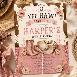 Peut inclure: Une carte d'invitation d'anniversaire rectangulaire avec une bordure en peau de vache, des motifs floraux roses et des illustrations de bottes de cow-boy roses, d'un chapeau de cow-boy beige et d'un lasso. Le texte indique : YEE HAW! SADDLE UP.
