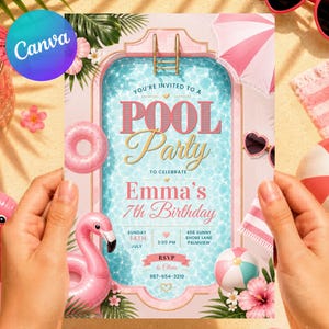 Puede incluir: Una invitación a una fiesta en la piscina con un diseño en forma de piscina, con el texto "Pool Party" y detalles para el 7º cumpleaños de Emma. La invitación está sostenida por manos, con un flotador de flamenco y un balón de playa visibles.