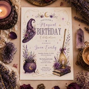 Peut inclure: Une carte d'invitation d'anniversaire rectangulaire illustrée d'un chapeau de sorcière violet, d'un chaudron avec de la lavande, d'un balai et de livres. Le texte indique : Join us for a Magical Birthday Celebration in honor of Luna Everly.