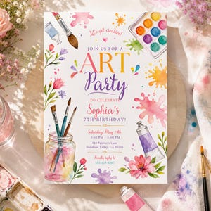以下が含まれることがあります： 絵筆、絵の具パレット、絵の具チューブ、花の透明水彩イラストが描かれたアートパーティー用の長方形の招待状。テキストには「Let's get creative! JOIN US FOR A ART PARTY TO CELEBRATE Sophia's 7TH BIRTHDAY!」と記載されています。