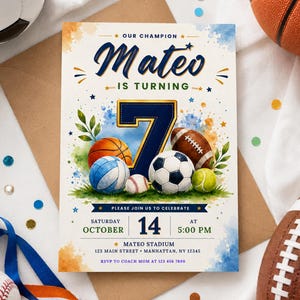 Peut inclure: Une carte d'invitation d'anniversaire rectangulaire avec un grand chiffre sept bleu marine, des ballons de sport à l'aquarelle dont un ballon de basket, de football, de rugby et de tennis, avec le texte Mateo is turning 7, Saturday October 14.