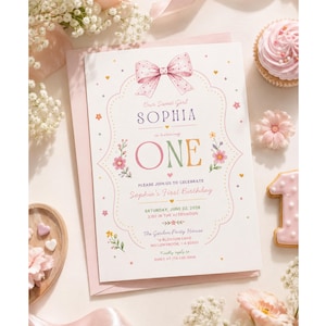 Puede incluir: Una tarjeta de invitación de cumpleaños rectangular blanca con un lazo rosa de lunares en la parte superior, ilustraciones florales y el texto Our Sweet Girl SOPHIA is turning ONE, PLEASE JOIN US TO CELEBRATE Sophia's First Birthday, JUNE 22, 2026.