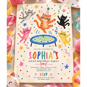 Puede incluir: Una tarjeta de invitación de cumpleaños rectangular con un gato naranja saltando en un trampolín azul, rodeado de cuatro gatos coloridos, estrellas y confeti. El texto dice: YOU'RE INVITED TO SOPHIA'S SIXTH BIRTHDAY PARTY, SATURDAY, APRIL 26TH AT 2 P.M., 123 MEADOW LANE, BROOKFIELD, NY, RSVP TO SARAH AT 555-123-4567 BY APRIL 12TH.