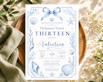Plantilla de invitación para el verano en que cumplí trece años, invitación de cumpleaños con temática costera, invitación para fiesta con conchas marinas azules, editable en Canva.