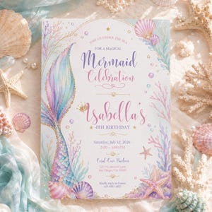 Puede incluir: Una tarjeta de invitación rectangular con una cola de sirena en acuarela, conchas marinas y corales en tonos pastel rosa, azul y morado. El texto dice: Join us under the sea for a magical Mermaid Celebration, Isabella's 4th Birthday, 12 de julio de 2026.